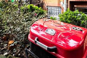 Flat With Bosphorus View and Backyard in Uskudar