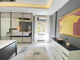 Flat With Bosphorus View and Backyard in Uskudar