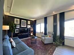 Flat With Bosphorus View and Backyard in Uskudar