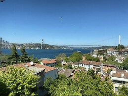 Flat With Bosphorus View and Backyard in Uskudar