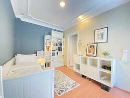 Flat With Bosphorus View and Backyard in Uskudar