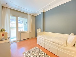 Flat With Bosphorus View and Backyard in Uskudar