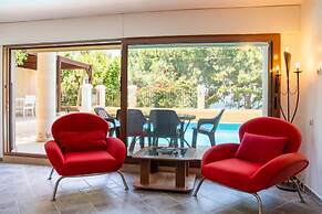 Enchanting Villa With Backyard in Cesme Near Beach