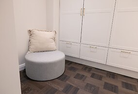 2ndhomes Stunning 3BR Apartment w Sauna