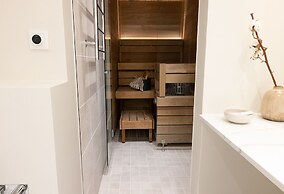 2ndhomes Stunning 3BR Apartment w Sauna