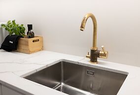 2ndhomes Stunning 3BR Apartment w Sauna