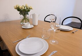 2ndhomes Stunning 3BR Apartment w Sauna