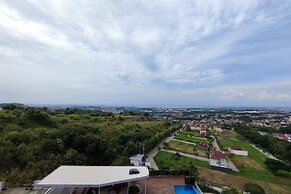 Comfortable And Modern 1Br Without Living Room At Amartha View Apartme