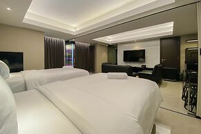 Spacious Combined Studio Apartment At Warhol (W/R) Residence