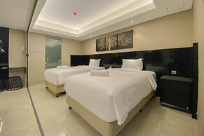 Spacious Combined Studio Apartment At Warhol (W/R) Residence