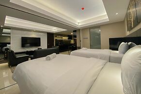 Spacious Combined Studio Apartment At Warhol (W/R) Residence