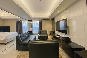 Spacious Combined Studio Apartment At Warhol (W/R) Residence