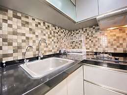 Cozy Stay And Serene Designed 2Br At Braga City Walk Apartment