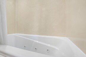 Penthouse Lodge - In Heart of Ozarks!