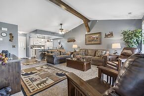 Penthouse Lodge - In Heart of Ozarks!