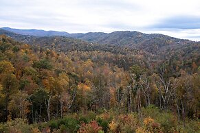 Scenic Smoky Mountains Escape w/ Hot Tub