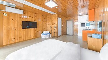 Ganghwa Marinpaibeu Pulbilra Gajok Pension