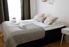 2ndhomes Charming 2BR Home w Balcony