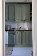 2ndhomes Charming 2BR Home w Balcony