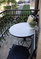 2ndhomes Charming 2BR Home w Balcony