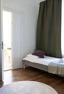 2ndhomes Charming 2BR Home w Balcony