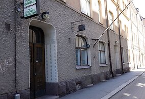 2ndhomes Charming 2BR Home w Balcony