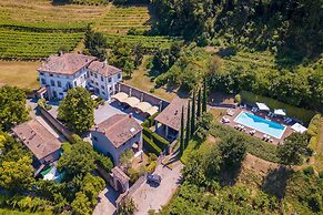 Villa Faccioli Magnolia With Shared Pool