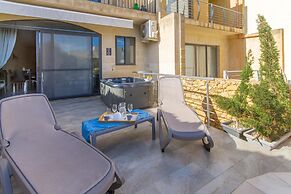 Siku Gozitan House With Pool hot tub