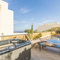 Siku Gozitan House With Pool hot tub