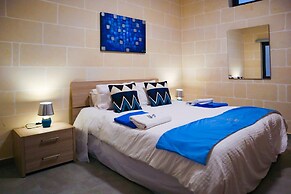 Siku Gozitan House With Pool hot tub