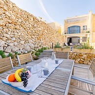 Siku Gozitan House With Pool hot tub