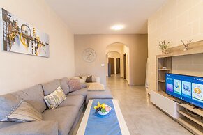 Siku Gozitan House With Pool hot tub