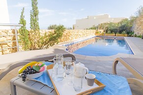 Siku Gozitan House With Pool hot tub