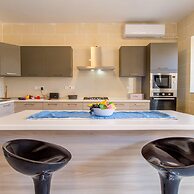 Siku Gozitan House With Pool hot tub