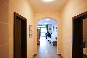 Siku Gozitan House With Pool hot tub