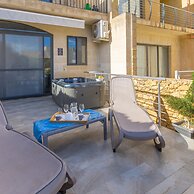 Siku Gozitan House With Pool hot tub