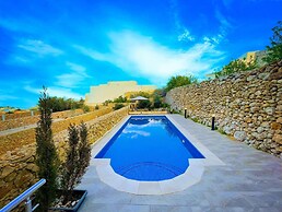 Siku Gozitan House With Pool hot tub