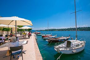 Perla del Lago Near the Beach