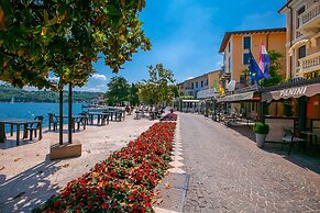 Perla del Lago Near the Beach