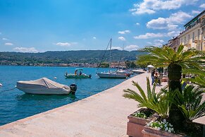 Perla del Lago Near the Beach