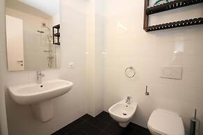 Santi Apartment Few Min From Lake