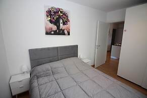 Santi Apartment Few Min From Lake