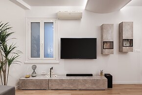 Acropolis Holmes Residence