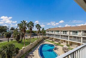 The Getaway 2 Bedroom Condo by RedAwning