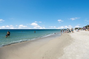 The Getaway 2 Bedroom Condo by RedAwning