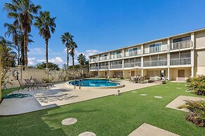 The Getaway 2 Bedroom Condo by RedAwning