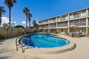 The Getaway 2 Bedroom Condo by RedAwning