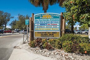 The Getaway 2 Bedroom Condo by RedAwning