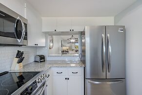 The Getaway 2 Bedroom Condo by RedAwning