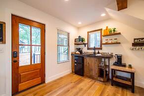 The Nuthatch Cabin 15 MIN to Magnolia Baylor